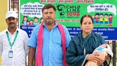 गोद में नवजात बच्ची को लेकर पत्नी शांति देवी के साथ बाल संरक्षण इकाई, आरा पहुंचे स्पेशल ब्रांच के सब इंस्पेक्टर